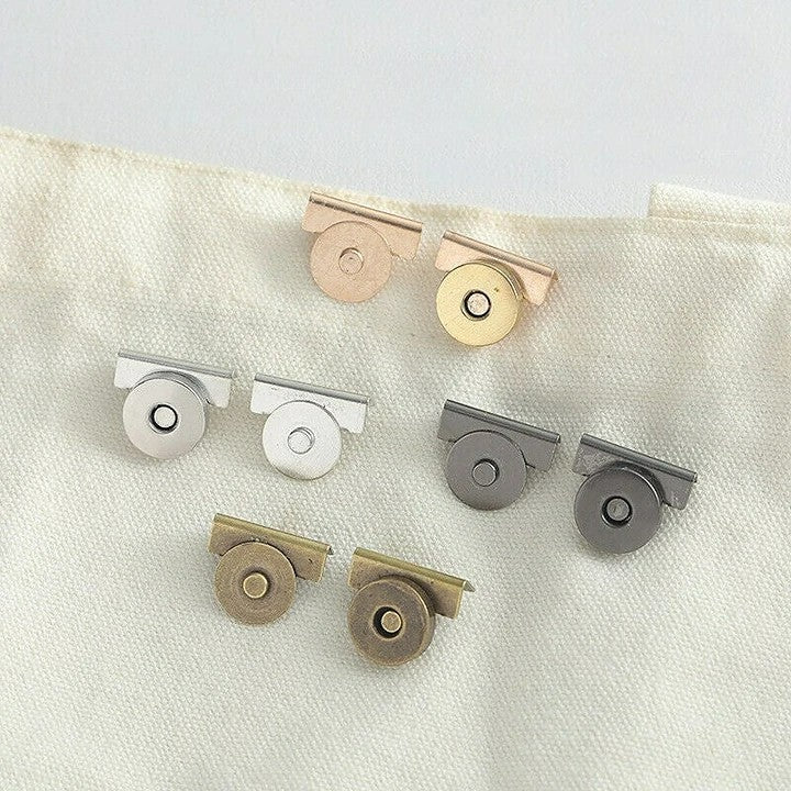 Metal seamless magnetic buckle