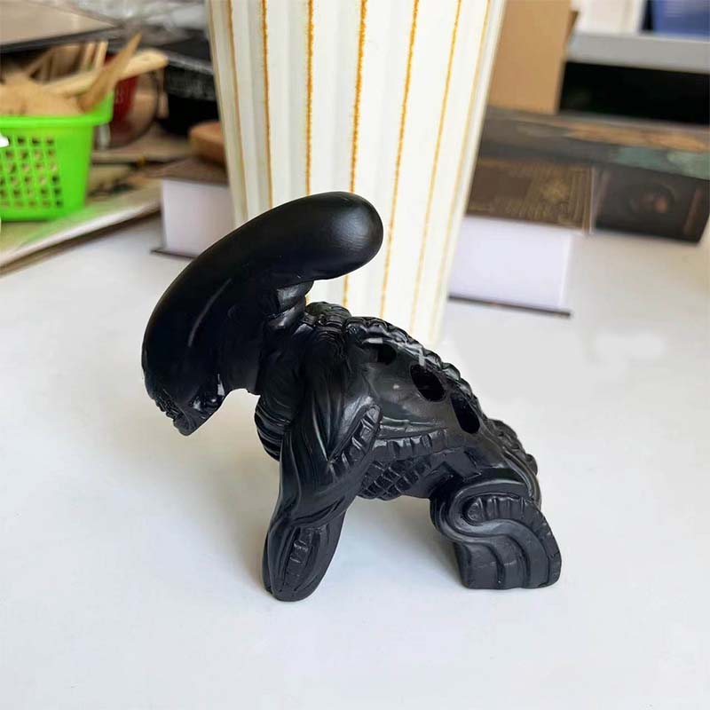 Alien-inspired pen holder